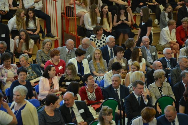 Przemarsz uczestników Jubileuszu Szkoły